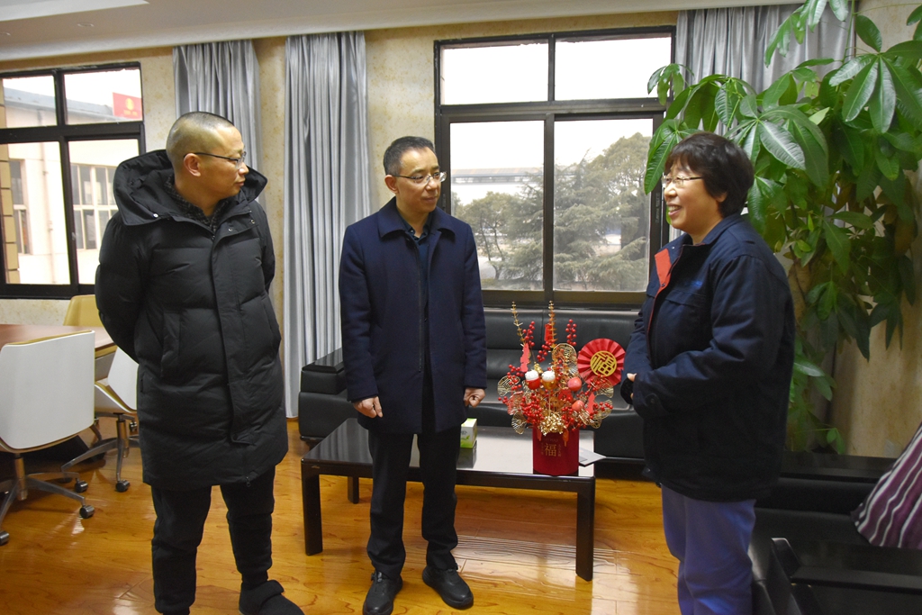 2月2日，羅江區(qū)委書記黃琦率隊到公司督導(dǎo)檢查“春節(jié)”節(jié)前安全生產(chǎn)工作，走訪慰問專家人才；公司總經(jīng)理楊文毅接受慰問。1月18日、30日，羅江區(qū)委、政府、人大還分別慰問了公司特聘專家田愛娟和安全環(huán)保部王東梅、動力分廠趙會泉、機(jī)建分廠杜海。3..JPG