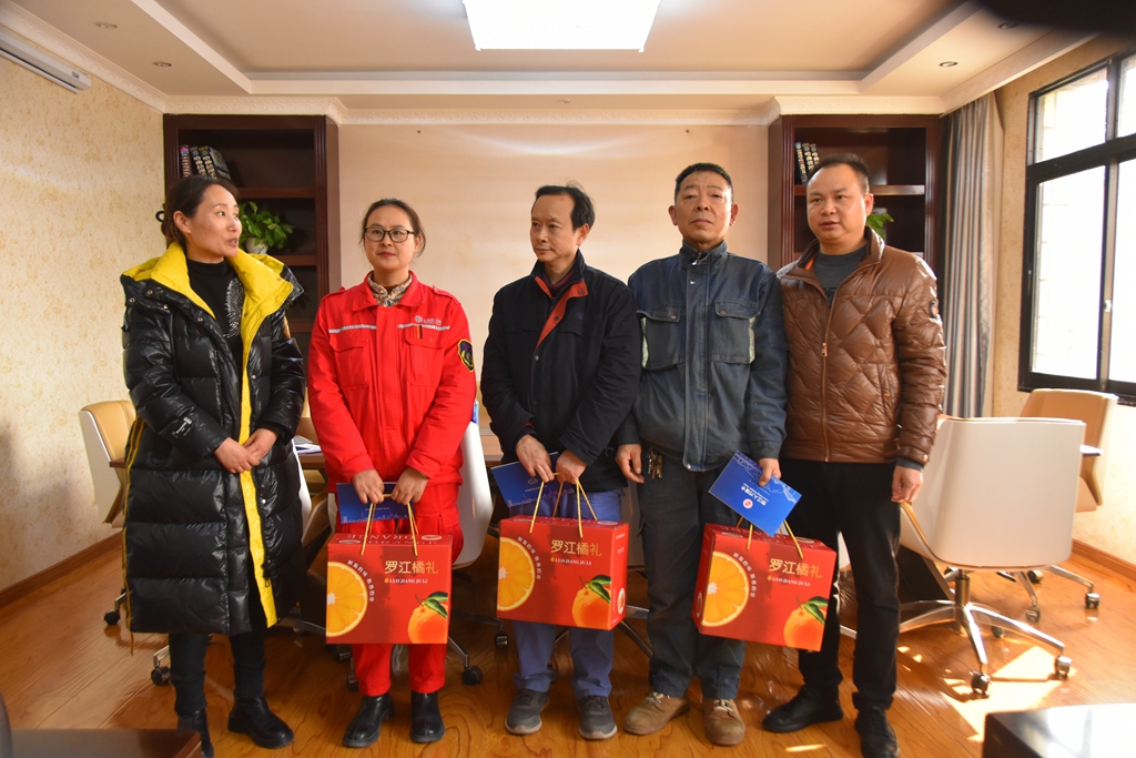 2月2日，羅江區(qū)委書記黃琦率隊到公司督導(dǎo)檢查“春節(jié)”節(jié)前安全生產(chǎn)工作，走訪慰問專家人才；公司總經(jīng)理楊文毅接受慰問。1月18日、30日，羅江區(qū)委、政府、人大還分別慰問了公司特聘專家田愛娟和安全環(huán)保部王東梅、動力分廠趙會泉、機(jī)建分廠杜海。4.JPG